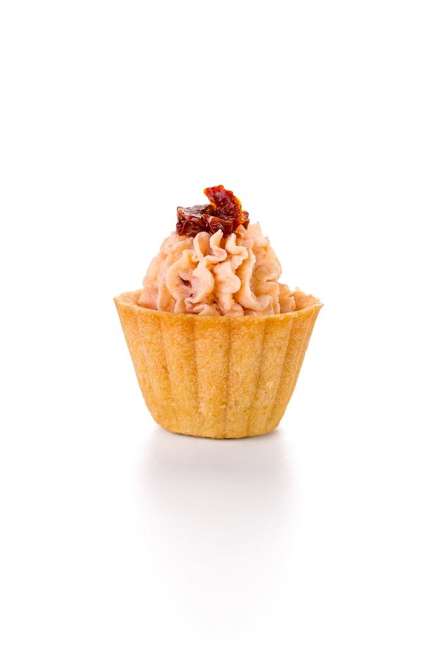 Мини тарталетка с курицей и вяленым томатом