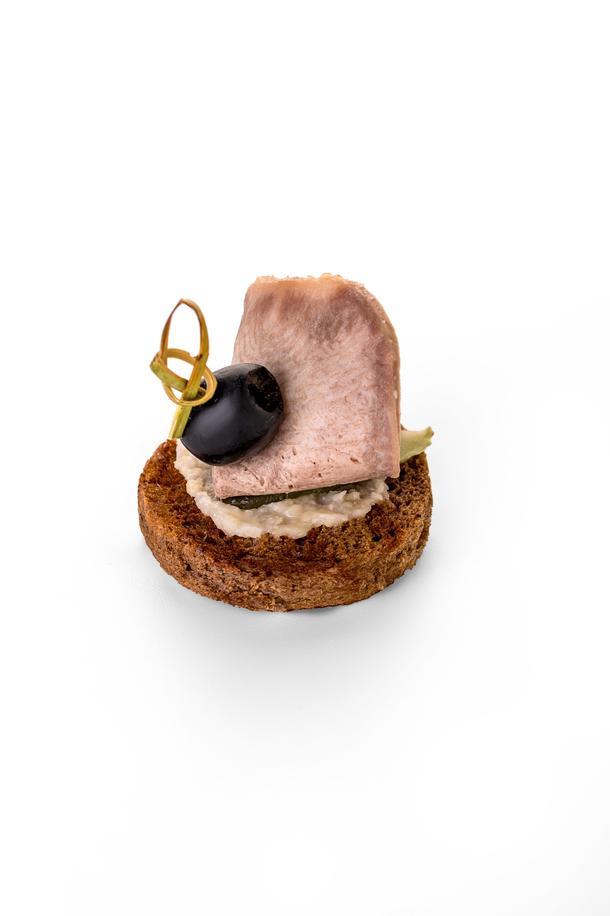 Канапе с язык на пражском хлебе Канапе с язык на пражском хлебе