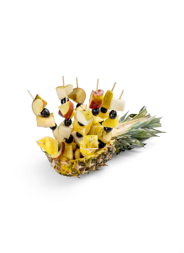 Фруктовые шпажки в ананасе