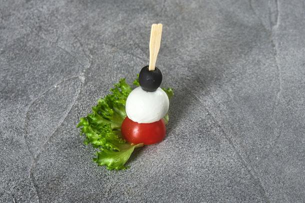 Закуска с маслиной и черри