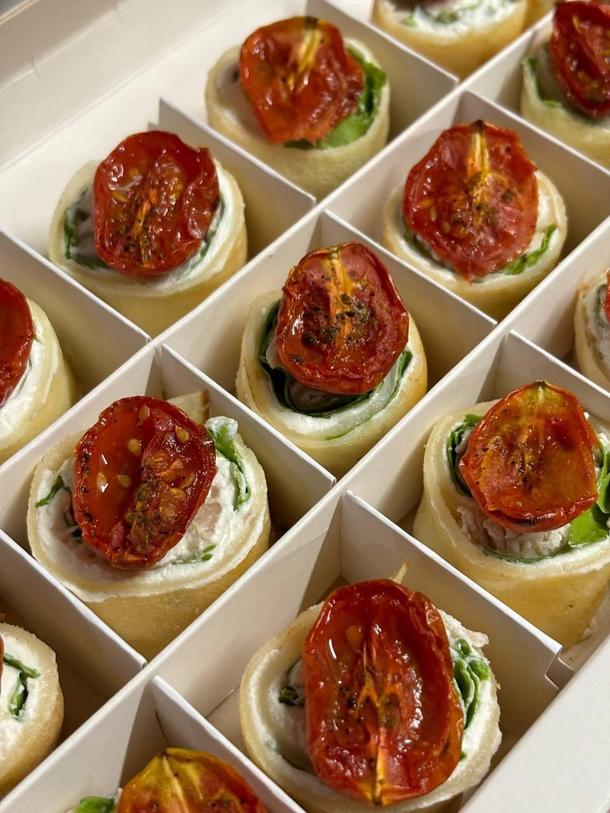 Блинчик с курочкой и вяленным томатом.