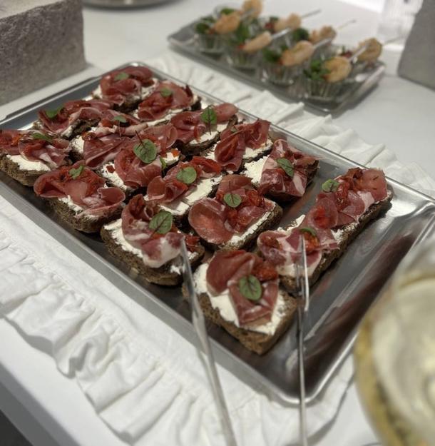Тапас с хамоном и томатным джемом.