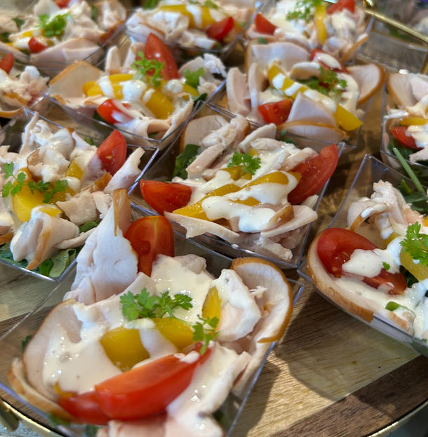 Мини салатик с копченой курочкой и персиком.