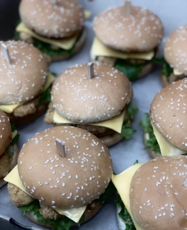 Мини бургер с куриной котлетой Мини бургер с куриной котлетой