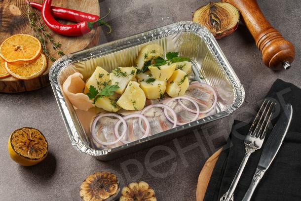 Сельдь с ломаным картофелем