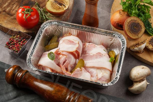 Подкопченная и соленая грудинка с хреном и горчицей