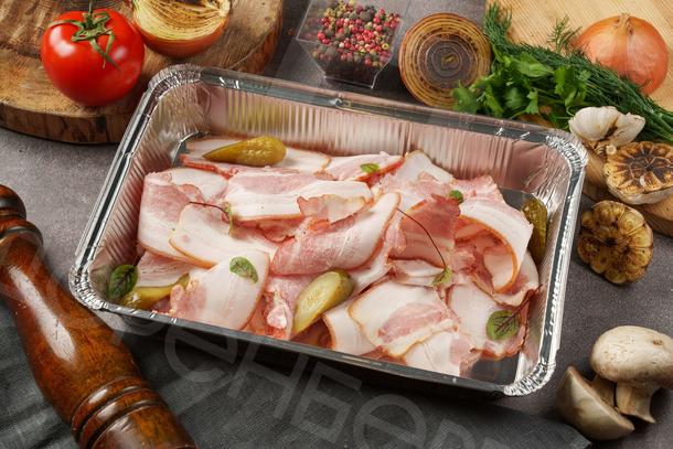 Подкопченная и соленая грудинка с хреном и горчицей