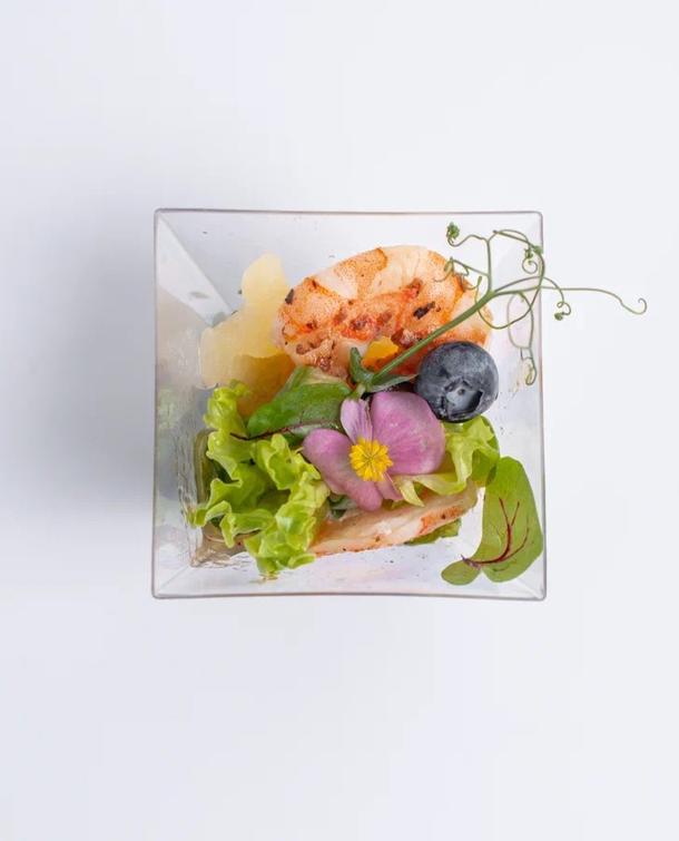 Мини-салат с креветкой и ананасом.