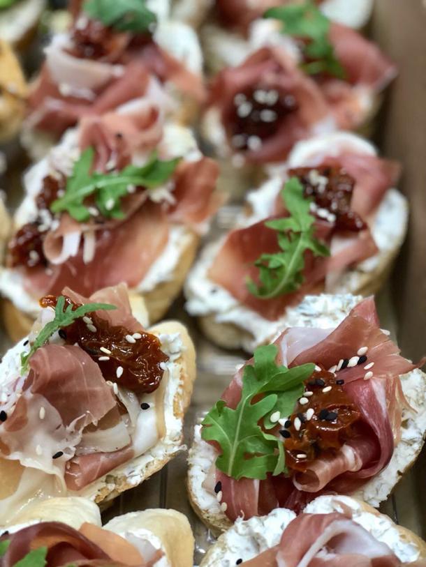 брускетта с хамоном и вялеными. брускетта с пармской ветчиной и рукколой. брускетта с пармской ветчиной. брускетта с прошутто. брускетта с хамоном и вялеными.