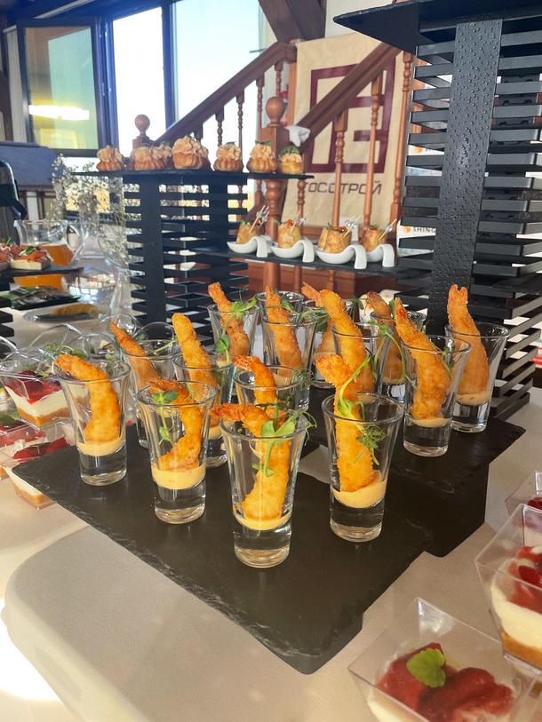 Королевская креветка в темпура с соусом манго - чили