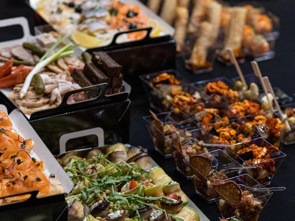 Доставка блюд и напитков на 12 персон в Иркутске