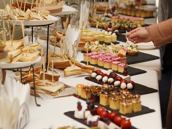 Недорогой фуршет с горячими закусками и обслуживанием на 30 персон в Иркутске