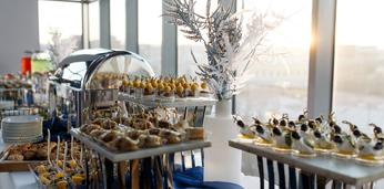 Разнообразный фуршет на 35 гостей