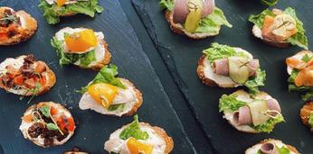 Сет брускетт, канапе и круассанов на 10 персон