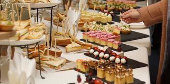 Недорогой фуршет с горячими закусками и обслуживанием на 30 персон